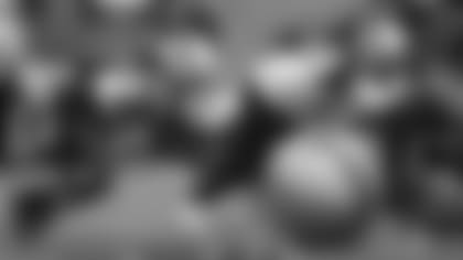 Los linieros defensivos de Cardenales, Darius Philon, izquierda, y Corey Peters realizan ejercicios durante el primer día del mini campamento voluntario para veteranos.