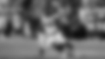 Cardenales reclamaron el lunes al linebacker externo Jeff Holland de los waivers de Broncos.