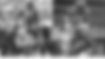 Cardenales agregaron el domingo (sentido manecilla del reloj partiendo de la esquina superior izquierda) al ala defensiva Zach Moore, al tackle Blaine Clausell, al tackle defensivo Garrison Smith y al guardia Jeremy Vujnovich.