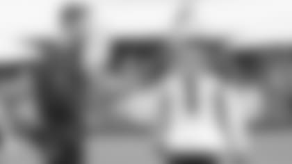 Cardinals coach Kliff Kingsbury talks with quarterback Kyler Murray during the season finale in Los Angeles Sunday.