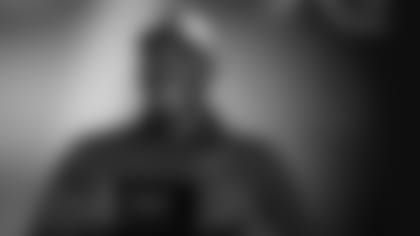 El receptor Hakeem Butler sonríe después de firmar su contrato de novato el pasado viernes