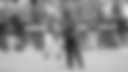 El entrenador de mariscales Byron Leftwich habla con Josh Rosen antes de una jugada el domingo contra Bears.