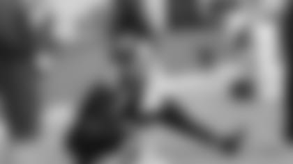 Veterans Jordan Hicks (58) and De'Vondre Campbell led the retooled inside linebackers group.