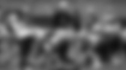 El mariscal Mike Glennon en la línea de golpeo durante uno de los trabajos de temporada baja