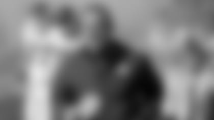 New York Giants interim head coach Steve Spagnuolo runs onto the field before an NFL football game against the Dallas Cowboys, Sunday, Dec. 10, 2017, in East Rutherford, N.J. (AP Photo/Bill Kostroun)