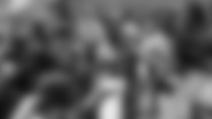 tempVeteran_Arrival_028--nfl_mezz_1280_1024.JPG