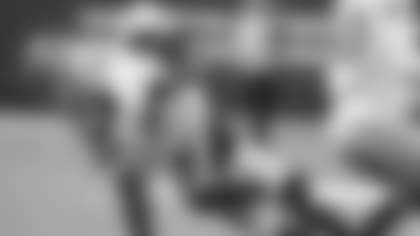 082518_geathers-tackle-49ers