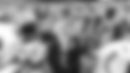 102818_ebron-huddle-pregame