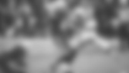 102719_ind-den-vinatieri-kick