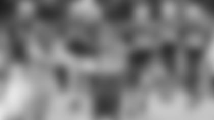 061218_vet-minicamp-o-line-drill