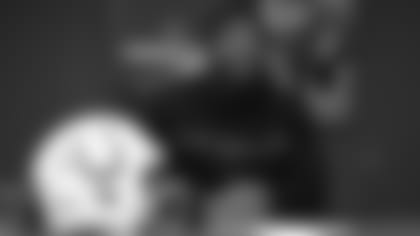 032119_justin-houston-sign