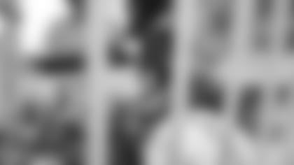 temp2017_1218_RileyCaroling_0370--nfl_mezz_1280_1024.JPG