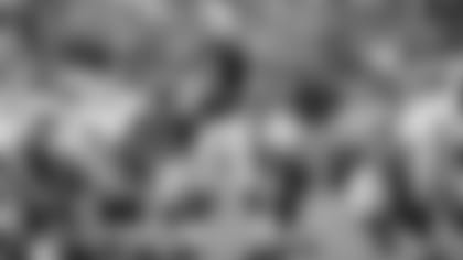 2014_colts-eagles-luck-los