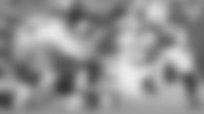 080919_ind-buf-walker-tackle