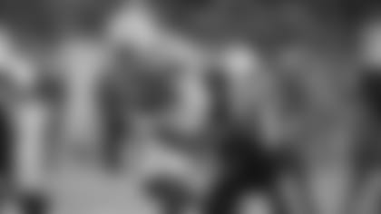 101617_colts-titans-gore-carry_622.jpg