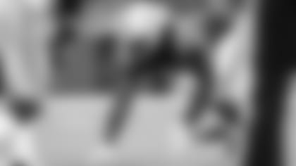 121618_ind-dal-lewis-stance