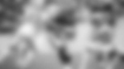 Running back tries to evade defenders during the Washington Football Team's game against the New Orleans Saints. (Emilee Fails/Washington Football Team)