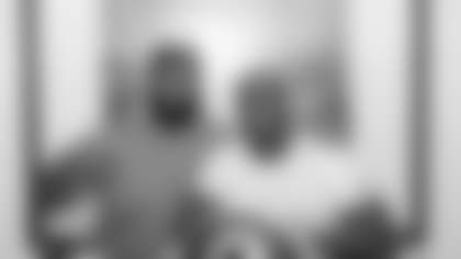 Adrian-peterson-trent-williams-signing