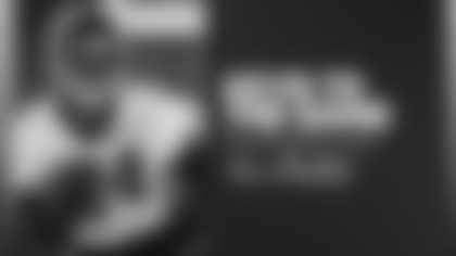 Antonio Gibson carries the ball during the Washington Football Team's practice on Dec. 2, 2021. (Emilee Fails/Washington Football Team)