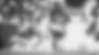 Tight end Ricky Seals-Jones evades a tackle on his way to the end zone during the Washington Football Team's game agains the Kansas City Chiefs. (Karlee Sell/Washington Football Team)