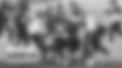 Peyton Barber runs into the end zone for a one-yard touchdown. (Emilee Fails/Washington Football Team)