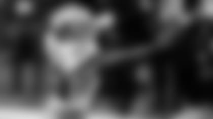 Amari-Disappointed-With-His-One-Handed-Catch-hero