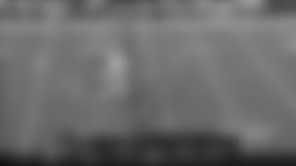 Prescott delivers tight-window pass to Lamb for 24-yard pickup