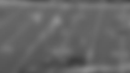 Andy Dalton makes changes pre-play before slinging it to Gallup for 14 yards