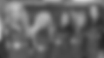 Dallas-Cowboys-Cheerleaders-Rookies-Serve-Up-An-Early-Thanksgiving-Meal-hero