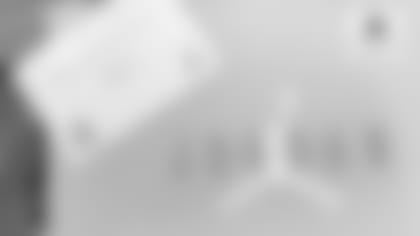 CowBuzz-Dak-Gifts-Exclusive-Jordans-To-Teammates-hero