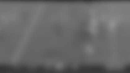 Ezekiel Elliott breaks loose on 26-yard scamper