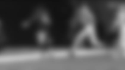 Cordarrelle Patterson races around edge for big fourth-down TD