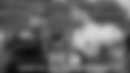 eli-manning-carson-wentz-shake-hands