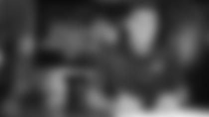 Daniel-Jones-Signing