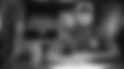 Oshane-Ximines-Signing-Contract