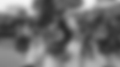 El quarterback Patrick Mahomes (15) celebra un touchdown con el liniero ofensivo Cam Erving (75) y el receptor Sammy Watkins (14) durante la primera mitad de un juego de la NFL contra los Jaguars de Jacksonville en Kansas City, Missouri, el domingo 7 de octubre de 2018. (AP Foto/Charlie Riedel)