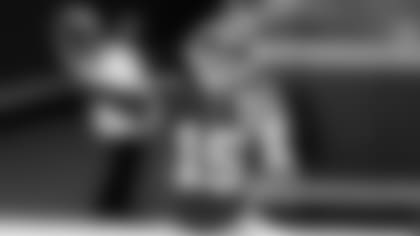 Kansas City Chiefs quarterback Patrick Mahomes (15) throws a pass to Tyreek Hill for a touchdown in the first half of an NFL football game against the New York Jets on Sunday, Nov. 1, 2020, in Kansas City, Mo. (AP Photo/Charlie Riedel)