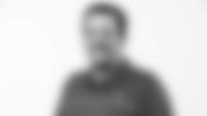E_SZ1_0113-knapp-headshot