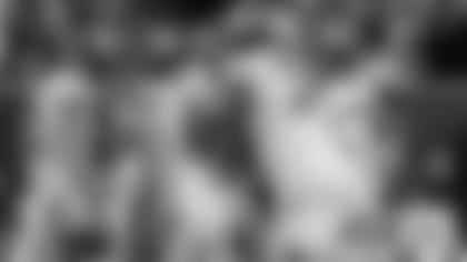 New York Giants tight end Daniel Bellinger celebrates with teammates after scoring a touchdown