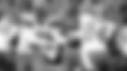 Baker Mayfield hands off to Nick Chubb