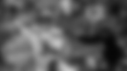 Julius-Peppers-chases-Russell-Wilson