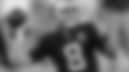 Las Vegas Raiders quarterback Marcus Mariota (8).