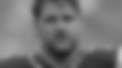 Rob Gronkowski - Twitter (@robgronkowski): Chilling with my crew! #kidsfootlocker #gobig