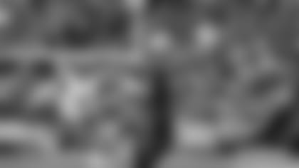 Patriots tight end Hunter Henry (85) hauls in a pass against the Cleveland Browns.