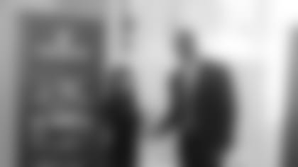 Patricia Montes, Directora de Centro Presente, recibe premiación de manos del ex Patriots Paul Francisco.