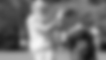 TE Kevin Boss makes a catch during his first practice as a Raider.