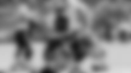 TE Brandon Myers blocks the punt. Photo by Tony Gonzales.