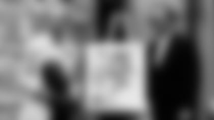 Biletnikoff,-Fred-HOF-Ceremony-1988-holding-bust-with-Al-Davis_0045