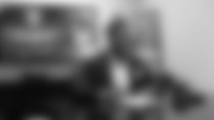 Marshall, Crowell contract signings