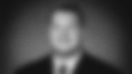 2022-logan-buss-headshot-college